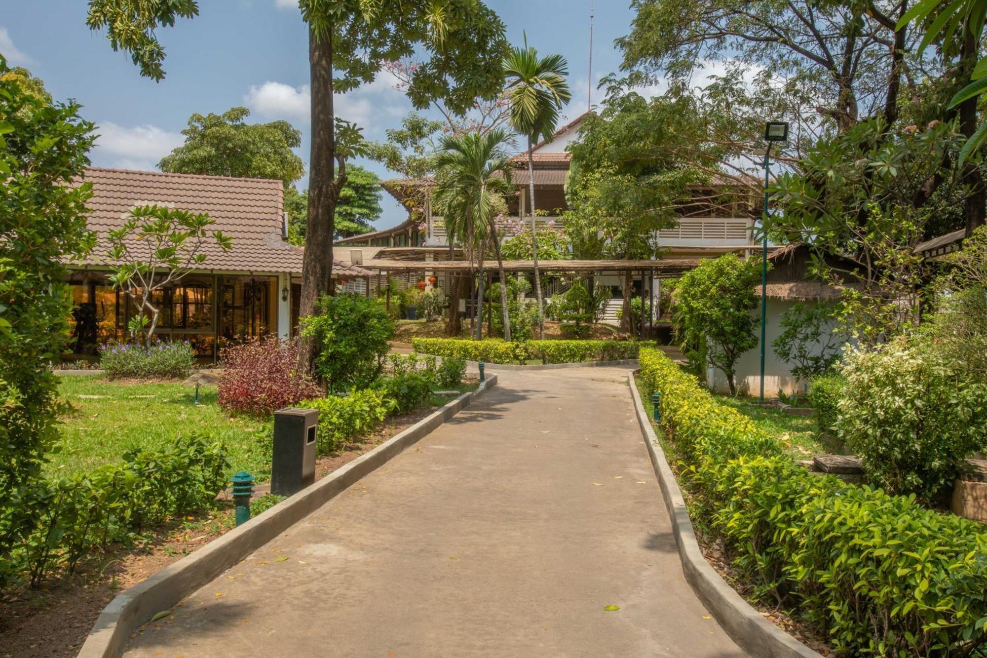 Cambodian Country Club Hotel Phnom Pen Exterior foto
